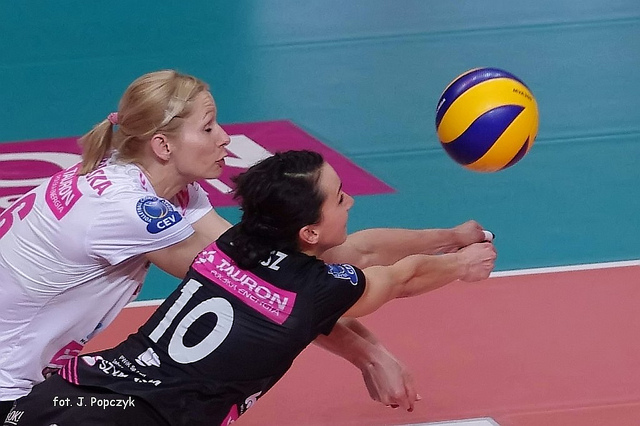 Here's a list of volleyball terms to know on digging and defensive terminology for liberos and backcourt players who need to know about backrow defensive terms.