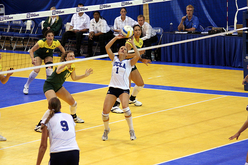 What is set in volleyball? Oregon middle blocker watches the UCLA setter to determine which way shes going to set...