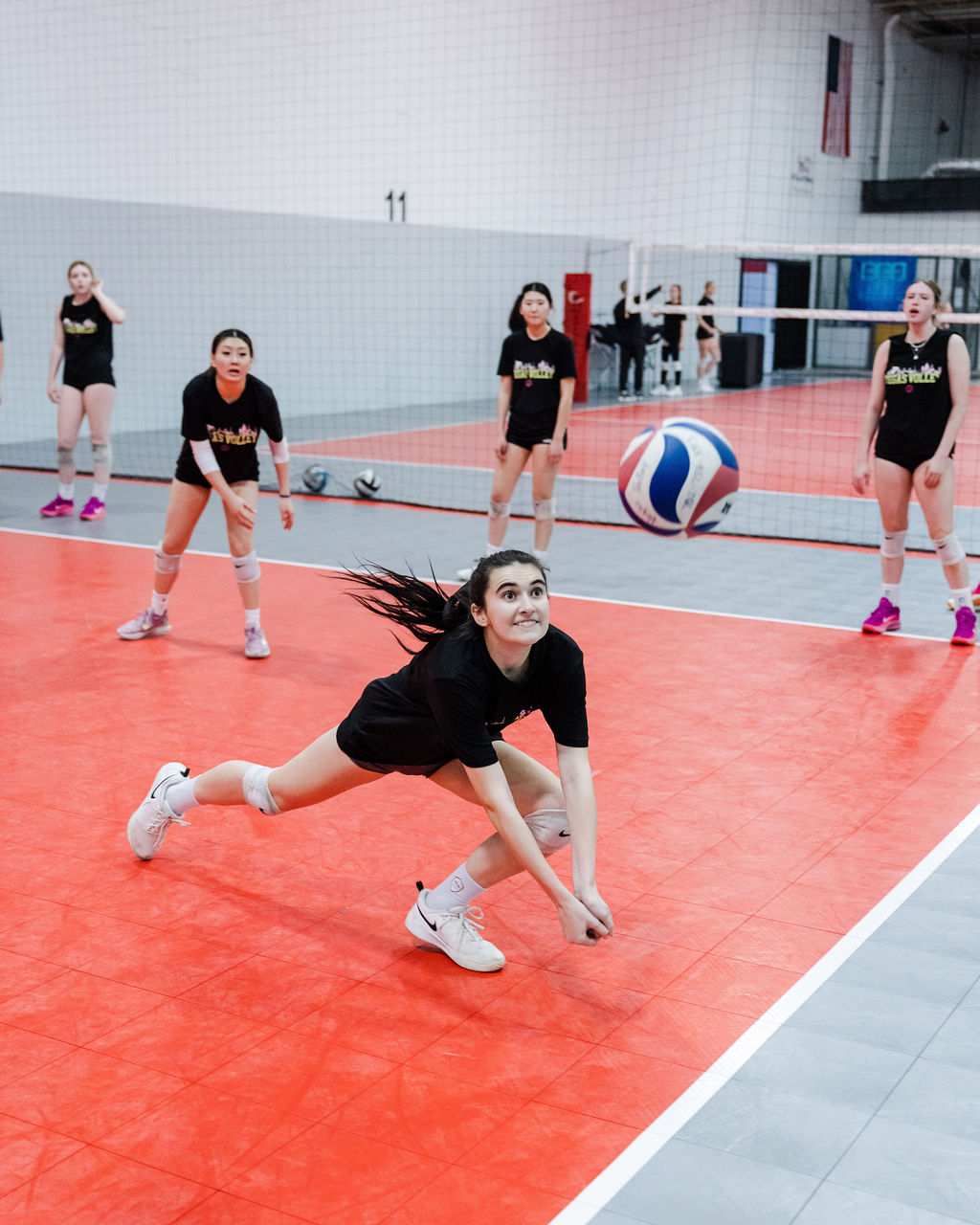 The key is to read the play, in order to anticipate the attacker's next move, then position yourself accordingly and to decide on the most effective digging tactic quickly.