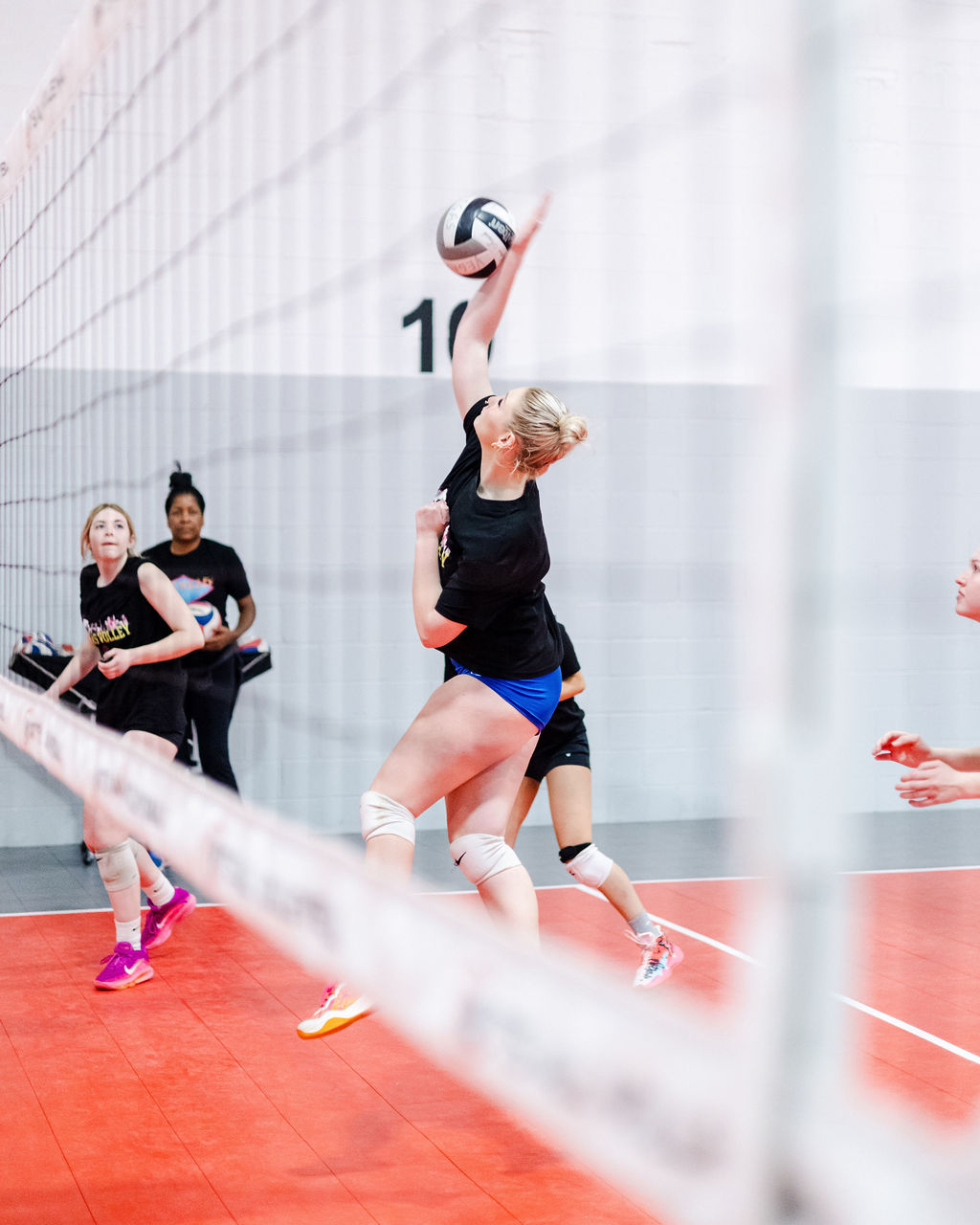 The quickset is characterized by its speed and precision. The ball is set quickly and accurately to the intended target, usually the middle hitter. The aim is to surprise the opposing blockers and create scoring opportunities.