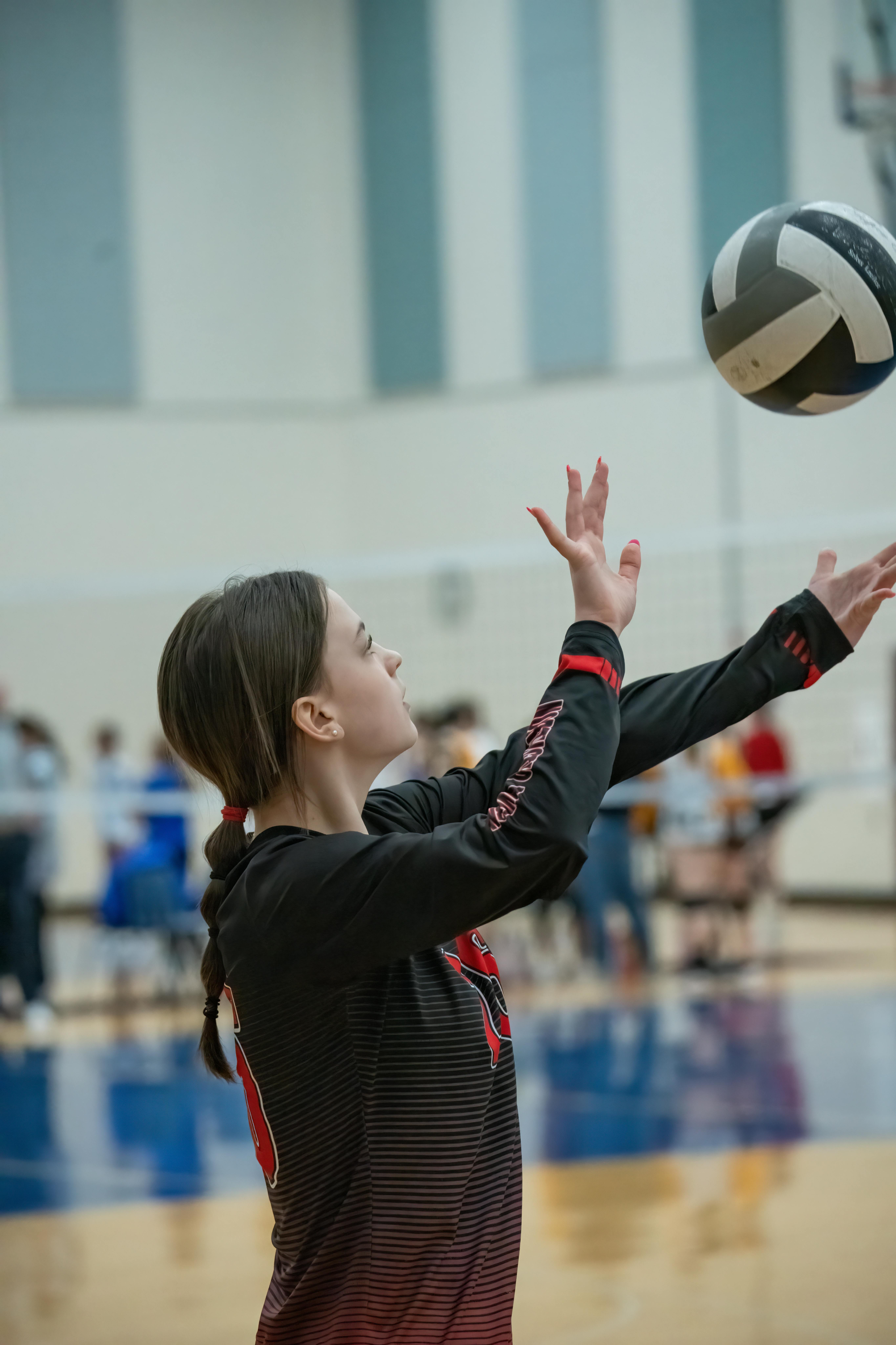 How To Serve a Floater: The Palm of Your Serving Arm Should Face The Opposite Wall. The palm of your serving hand should be facing the opposite wall, not turned up at the ceiling. Keep a flat palm with fingers spread wide, as if you are about to give a teammate a high five. (photo Tom Fisk)