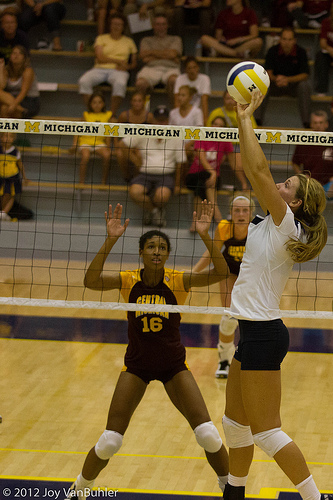 Learn how to improve your setting technique with these setter volleyball checklist tips that breakdown what to do with each body part from head to toe.  