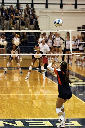 Volleyball Pass Techniques: Watch The Ball Before It Crosses The Net: Penn State players Focusing On the Ball In Illinois Server's Hands ((Richard Yuan)