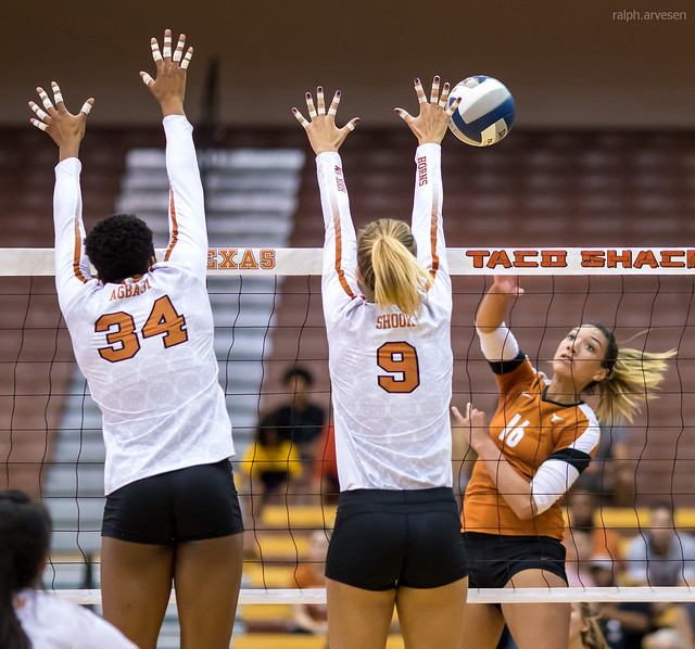 Tooling the block is a slang term that describes the act of spiking so you aim for the outer hand of the blocker who's attempting to block you so the ball deflects out of bounds. (Aversen)