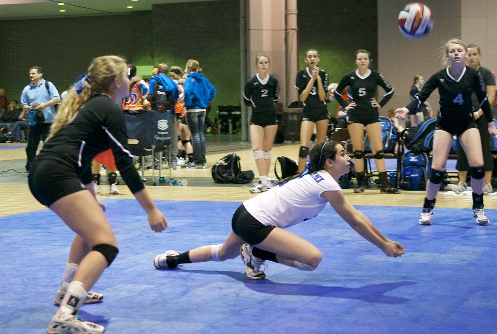 Alt text for a photo illustrating proper footwork for the dig: "Player demonstrating quick footwork while positioning for a successful volleyball dig."

(libero vb digging photo by denis wright)