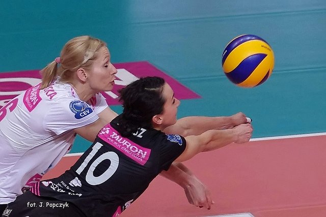 Check out my list of volleyball terms to know on digging and defensive terminology for liberos and backcourt players who need to know about backrow defensive terms. (Photo Jaroslaw Popczyk)