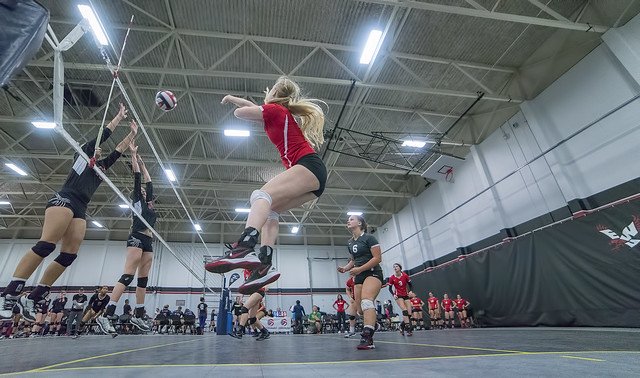 Volleyball Positions Outside Hitters The setter faces her left side outside hitter in Zone 4. This positions the setter to face her outside hitter and give them alot of sets. (Al Case)